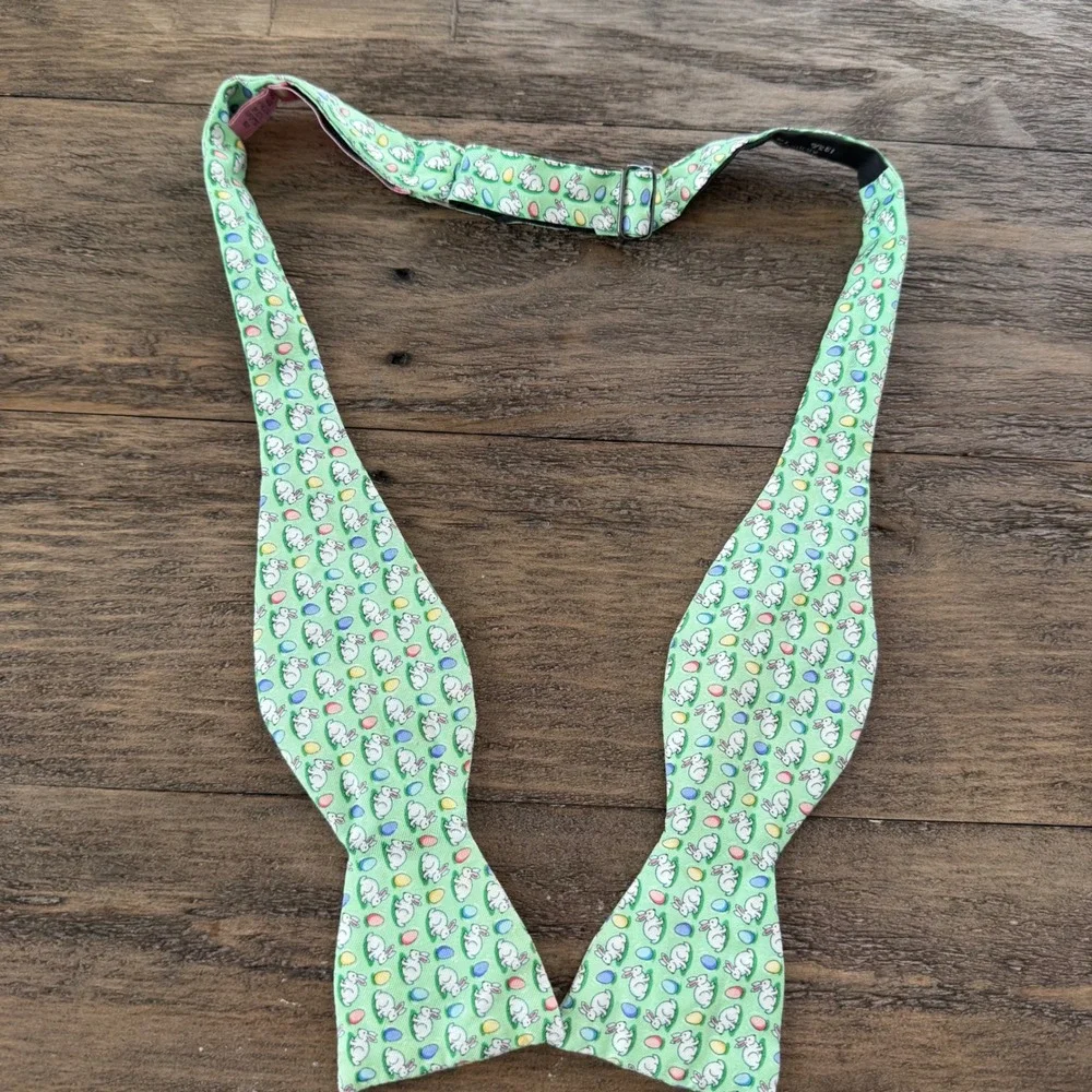 Vineyard Vines Mens Green Silk Easter Bunny‎ Egg Print Self Tie Bow Tie USA Made